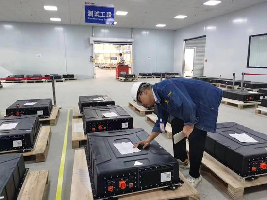 新能电网服务公司首批新能源电池预制舱监造发运圆满成功